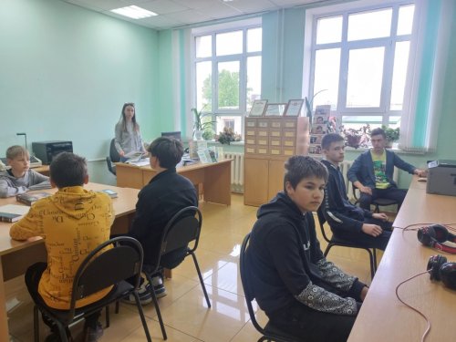 В Центральной библиотеке прошел урок-файл «Книга и компьютер. Ресурсы Интернета».